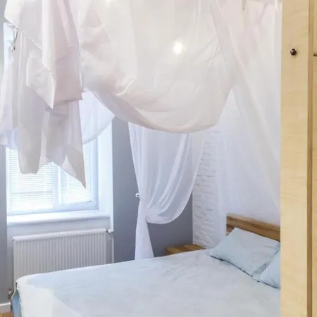 Romantic - Near Opera House 11/7 *