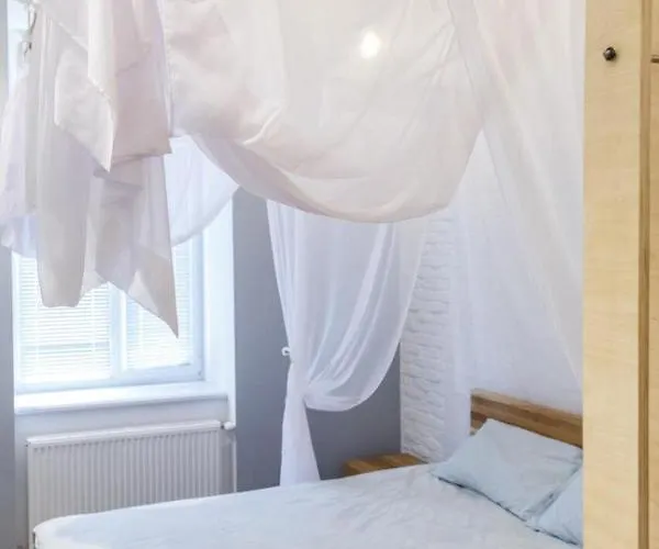 Romantic - Near Opera House 11/7 *