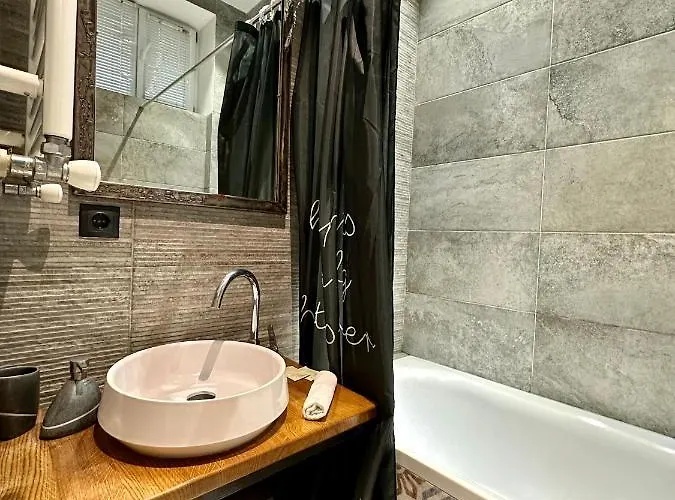 Romantic - Near Opera House 11/7 * Leópolis